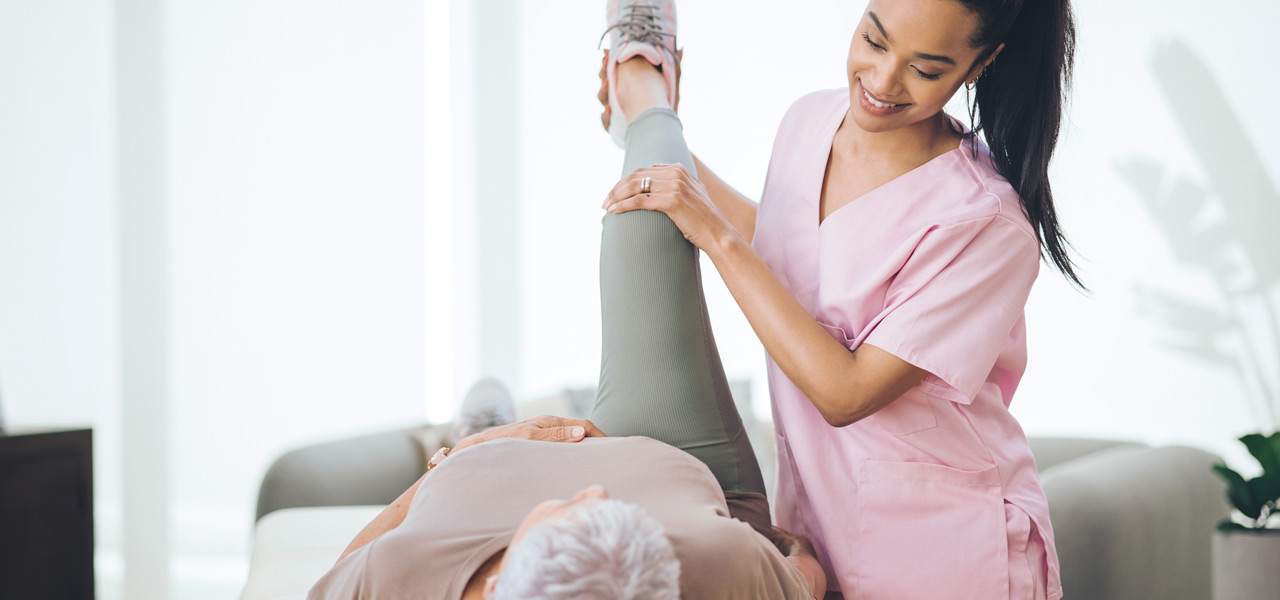 Elderly-woman-undergoing-physical-therapy